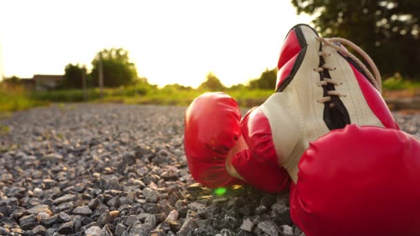 Guantes Boxeo Rojos Primer Plano Silueta Hombre Corriendo Atardecer Fondo — Vídeos de Stock