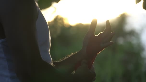 Boksör Gün Batımında Antrenman Için Arka Planda Boks Bandajıyla Elini — Stok video