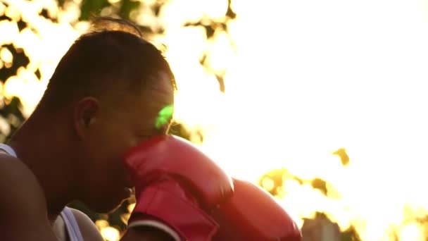 Hombre Con Guantes Boxeo Rojo Entrenado Atardecer Fondo — Vídeos de Stock