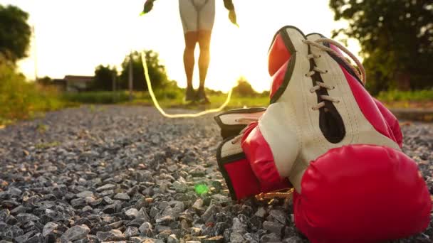 Guantes Boxeo Rojos Primer Plano Silueta Hombre Que Salta Cuerda — Vídeos de Stock