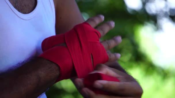 Boxer Uomo Legare Mani Con Benda Boxe Allenamento Tramonto Sullo — Video Stock