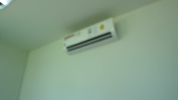 Beeld Hand Met Afstandsbediening Instelling Van Temperatuur Van Airconditioner — Stockvideo