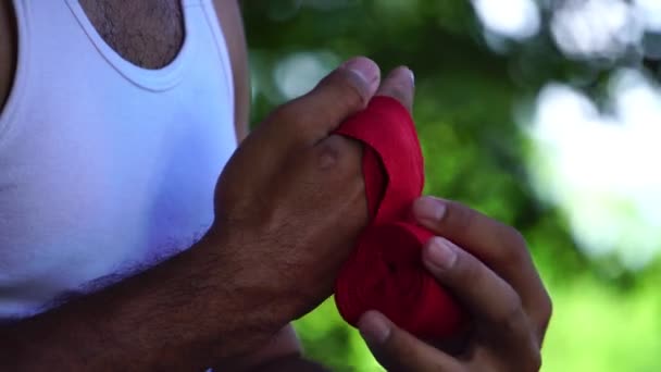Boxer Man Wiąże Ręce Bandażem Bokserskim Treningu Zachodzie Słońca Tle — Wideo stockowe