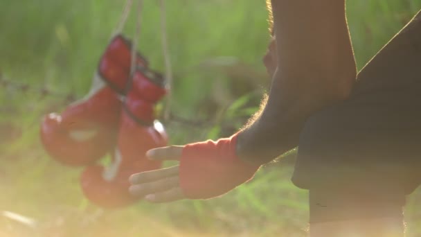 Boksör Gün Batımında Antrenman Için Arka Planda Boks Bandajıyla Elini — Stok video