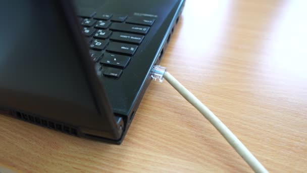 Close Beelden Van Mens Loskoppelen Van Internet Kabel Van Laptop — Stockvideo