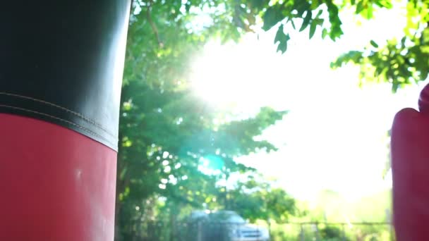 Man Rood Bokshandschoenen Bezig Met Training Bij Zonsondergang Achtergrond — Stockvideo
