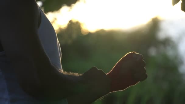 Boksör Gün Batımında Antrenman Için Arka Planda Boks Bandajıyla Elini — Stok video