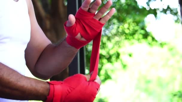 Boksör Gün Batımında Antrenman Için Arka Planda Boks Bandajıyla Elini — Stok video