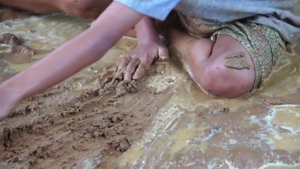 Бедные Дети Счастливо Играют Грязной Воде — стоковое видео