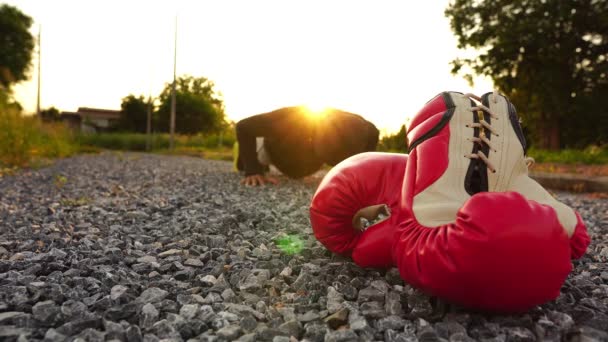 Luvas Boxe Vermelhas Primeiro Plano Silhueta Homem Envolvido Empurrar Para — Vídeo de Stock