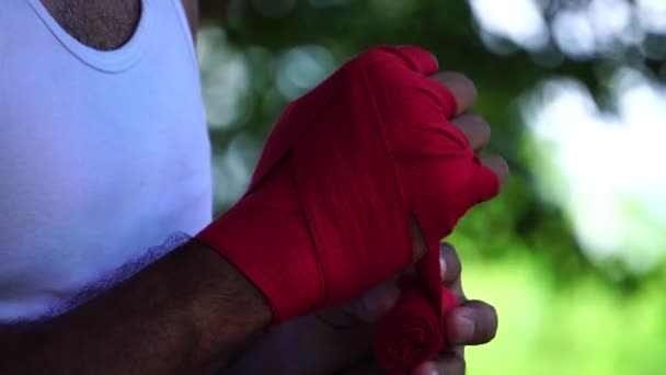 Боксер Зав Язав Руки Боксерською Пов Язкою Тренувань Заході Сонця — стокове відео