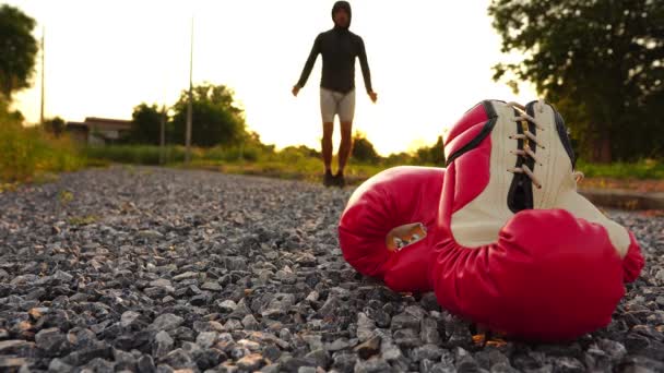Červené Boxerské Rukavice Popředí Silueta Muže Zapojeného Výcviku Při Západu — Stock video