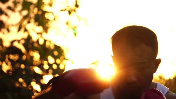 Homem Luvas Boxe Vermelho Engajado Treinamento Pôr Sol Fundo — Vídeo de Stock