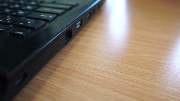 Imagens Close Homem Conectando Cabo Internet Para Laptop — Vídeo de Stock