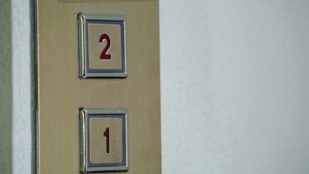 视频4K 男人按下电梯的按钮 — 图库视频影像