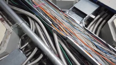 Birçok iletişim kablosu ve kablosunun görüntüsü