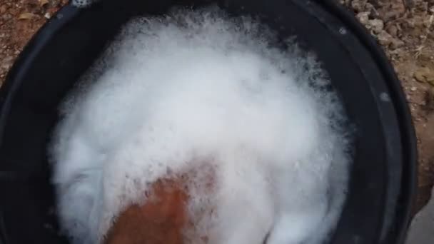 Кадри Чоловіка Миє Машину Рука Входить Відро Мильної Води — стокове відео
