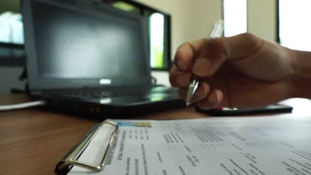 Компьютерная Работа Видеозапись Делового Человека Работающего Над Ноутбуком Дома Телефон — стоковое видео