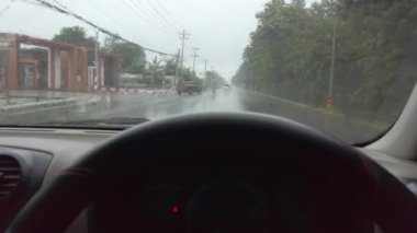 Fırtına sırasında sağanak yağmur yollara düşüyor