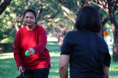 Pickleball oynayan iki kadın