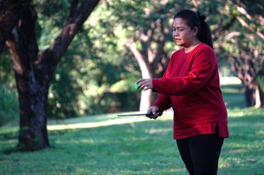 Parkta Pickleball oynayan Asyalı kadın