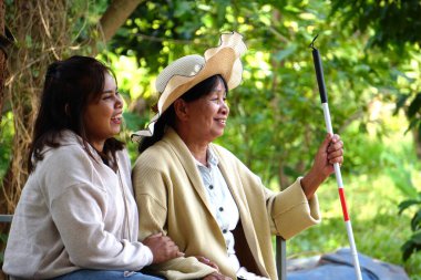 Yeşil alanda yürüyen son sınıf öğrencisi iki kadın..