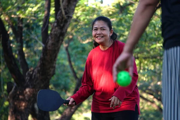 Pickleball oynayan iki kadın