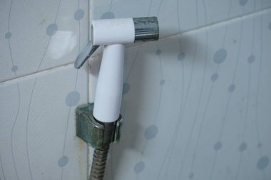 El yapımı bide spreyi, aynı zamanda şalgam ya da sağlık musluğu olarak da bilinir. Hijyen ve temizlik kavramı