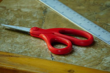 Tahta masada makas ve mezura var.