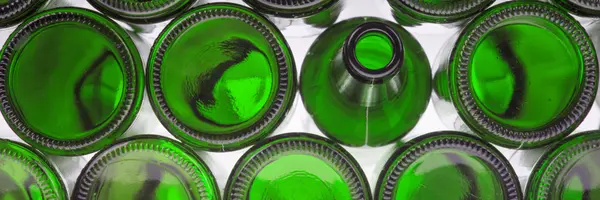 Bouteilles de bière de fond en verre vert — Photo