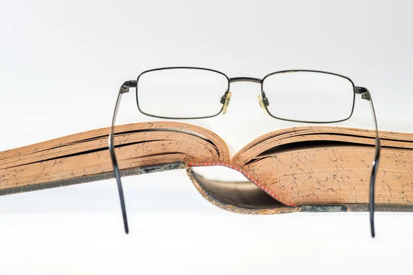 Antik könyv, szemüveg, szelektív összpontosít — Stock Fotó
