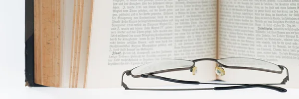 Gözlüklü, seçici odak antika kitap — Stok fotoğraf