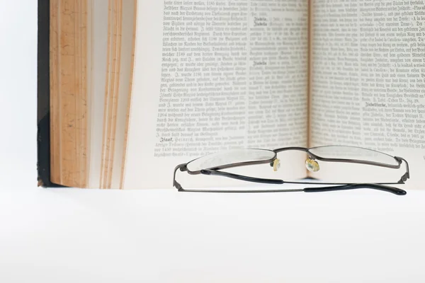 Antik könyv, szemüveg, szelektív összpontosít — Stock Fotó