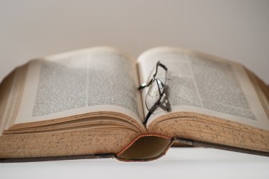 Gözlüklü antika kitap
