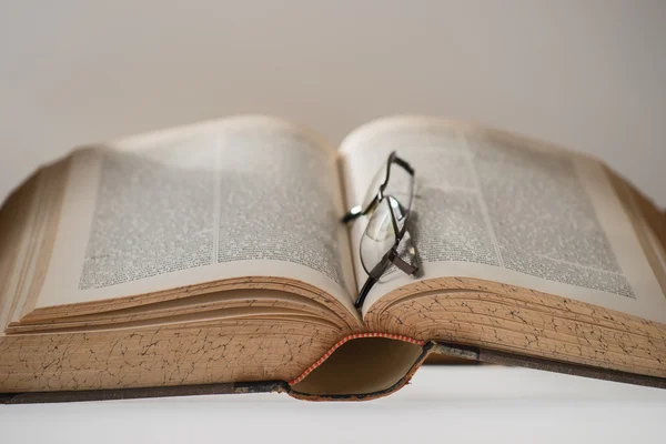 Gözlüklü antika kitap — Stok fotoğraf