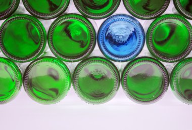 Mavi cam şişe arasında yeşil şişe