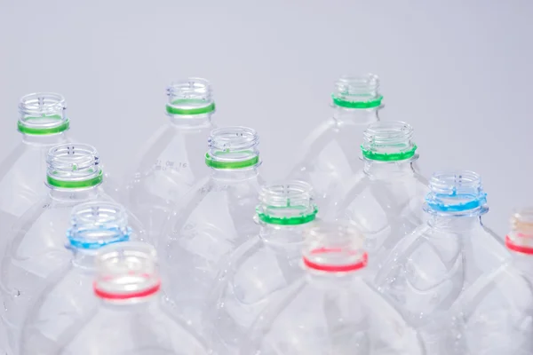 Закрытие пустых использованных пластиковых бутылок — стоковое фото