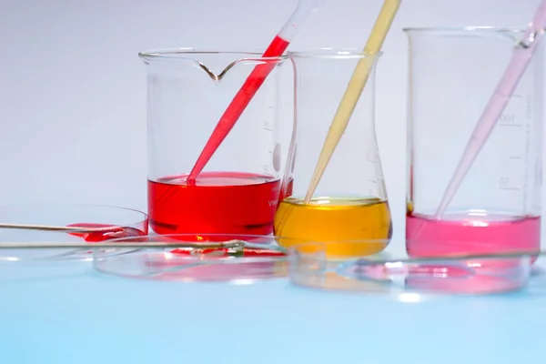 Apparecchio da laboratorio in vetro con acqua a colori — Foto Stock