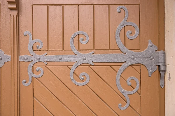 Dekoracyjny Żelazo zawias na stare drewniane drzwi — Zdjęcie stockowe