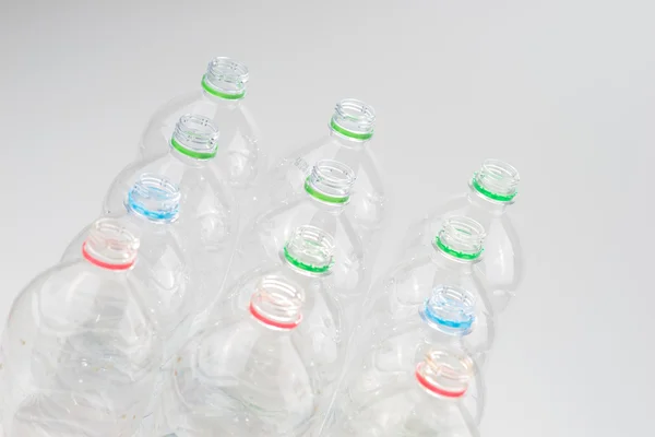 Закрытие пустых использованных пластиковых бутылок — стоковое фото