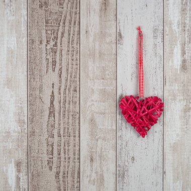 Kırmızı ahşap kalp üzerinde ahşap arka plan asılı