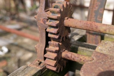 eski paslı makinede iki cogwheels