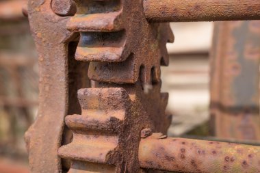 eski paslı makinede iki cogwheels