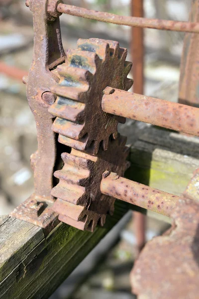 Deux roues dentées sur une vieille machine rouillée — Photo