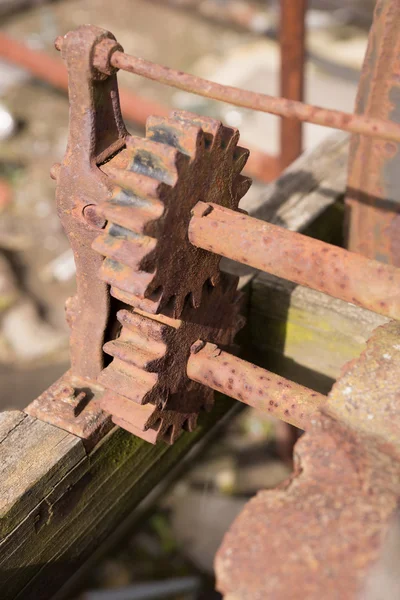 Deux roues dentées sur une vieille machine rouillée — Photo