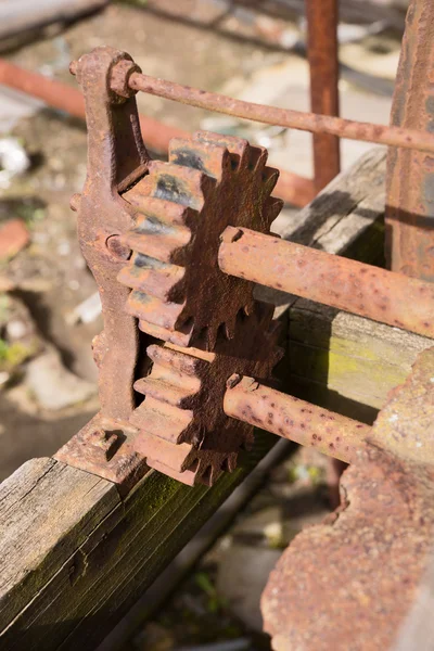 Deux roues dentées sur une vieille machine rouillée — Photo