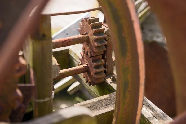 旧的锈迹斑斑的机器上的两个齿轮 — 图库照片