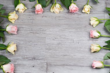 Tablo üzerinde pembe ve sarı güller