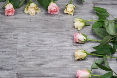 Tablo üzerinde pembe ve sarı güller