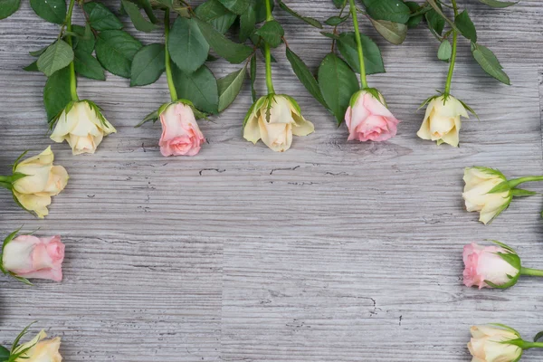 Rosas rosadas y amarillas sobre la mesa — Foto de Stock